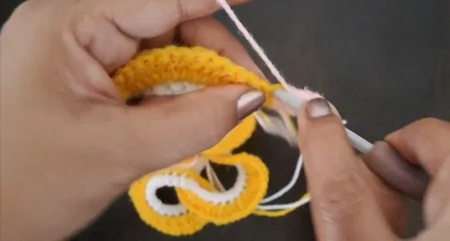 Colorful crochet wind spinner pattern for the porch — photo 4