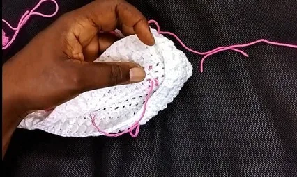 Crochet baby hat pattern with a ribbed brim — photo 2
