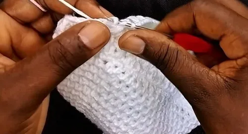 Crochet baby hat pattern with a ribbed brim — photo 3