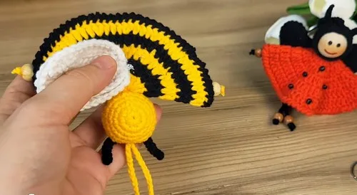 Crochet bee keychain pattern with wings and antennas — photo 2