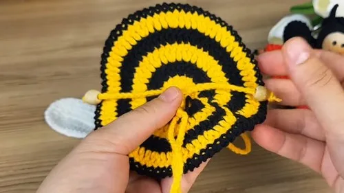 Crochet bee keychain pattern with wings and antennas — photo 3