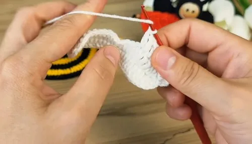 Crochet bee keychain pattern with wings and antennas — photo 4