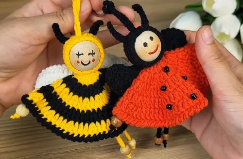 Crochet bee keychain pattern with wings and antennas