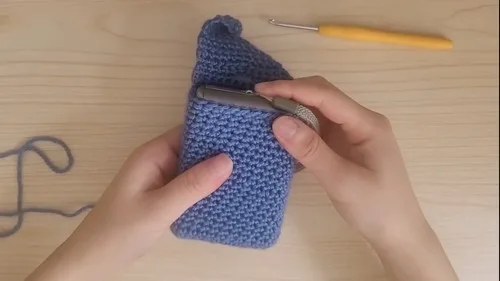 Crochet camera pouch pattern with a bow trim — photo 2