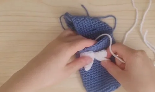 Crochet camera pouch pattern with a bow trim — photo 3