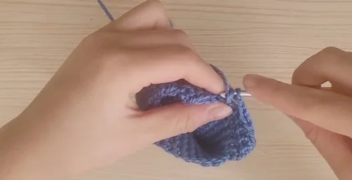 Crochet camera pouch pattern with a bow trim — photo 5