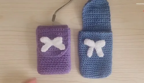 Crochet camera pouch pattern with a bow trim
