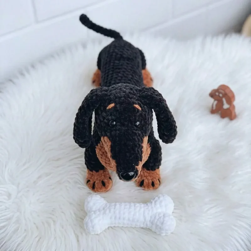 Crochet dachshund amigurumi pattern with color-block body — photo 2