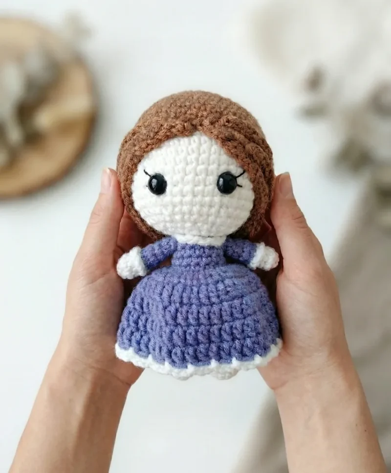 Crochet doll pattern with dress and curly hair — photo 2