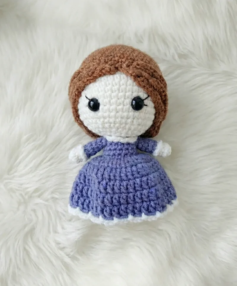 Crochet doll pattern with dress and curly hair — photo 3