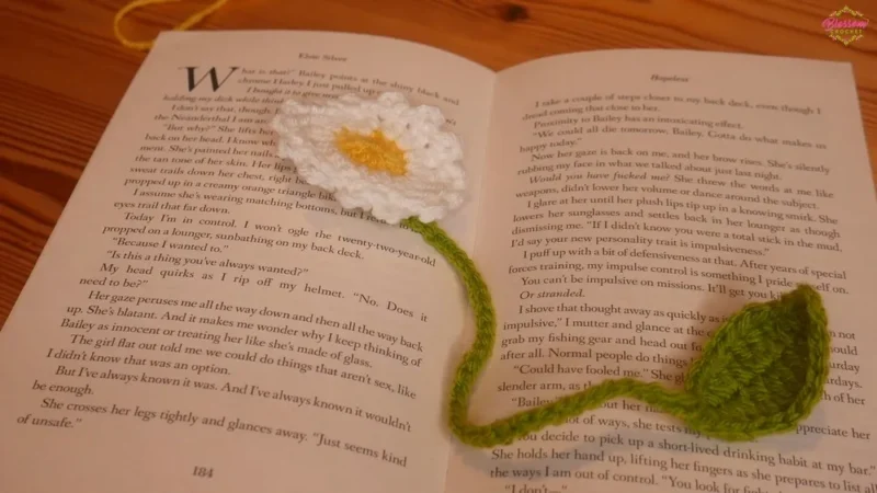 Crochet flower bookmark pattern with leaf and chain — photo 3