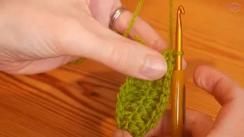 Crochet flower bookmark pattern with leaf and chain — photo 4