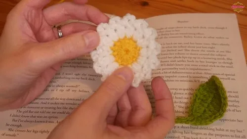 Crochet flower bookmark pattern with leaf and chain — photo 5