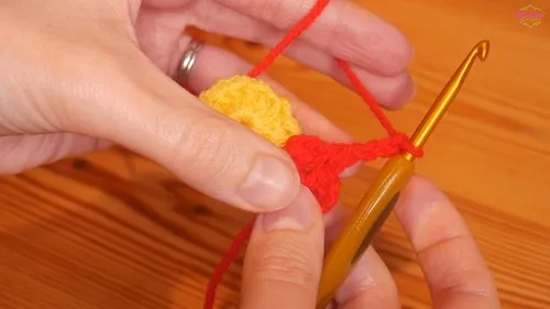 Crochet flower bookmark pattern with leaf and chain — photo 6