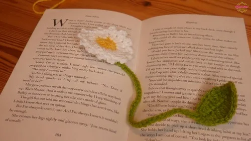 Crochet flower bookmark pattern with leaf and chain