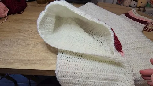 Crochet heart hoodie pattern with color block front — photo 2