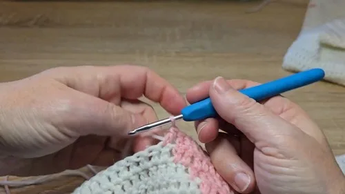 Crochet heart hoodie pattern with color block front — photo 5