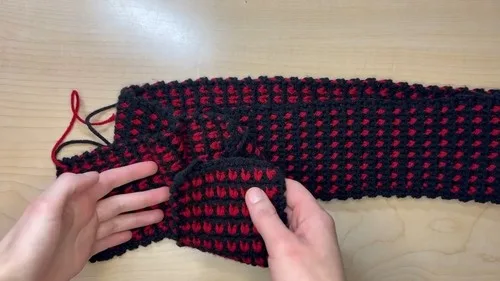 Crochet hooded scarf with a color-block hood — photo 3