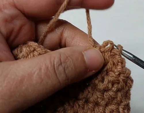 Crochet mittens with a folded cuff and shaped thumb gusset — photo 3