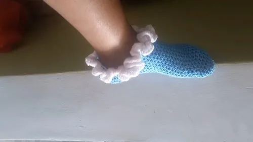 Crochet ruffle socks pattern with a flared cuff — photo 2