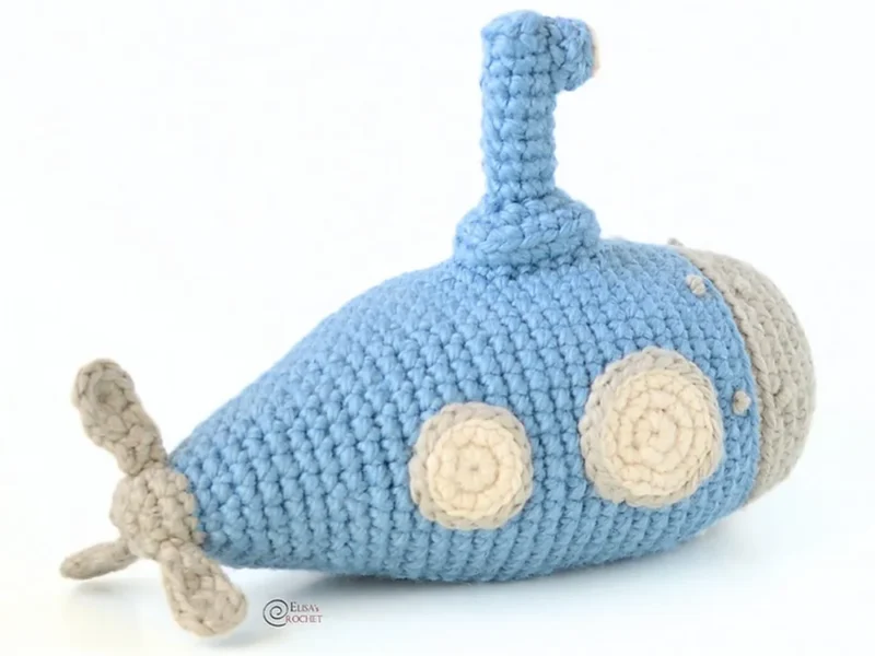 Crochet a submarine with periscope and propellers