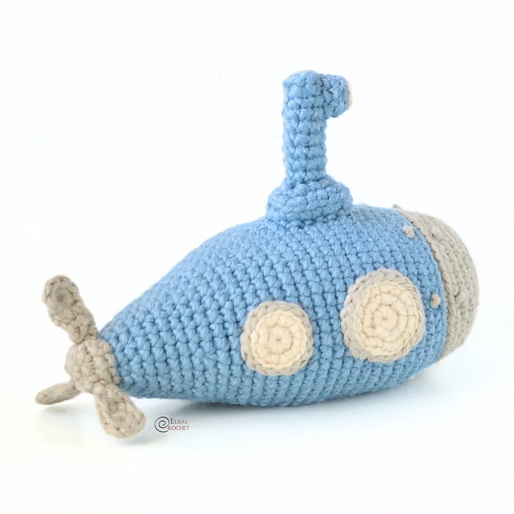 Crochet a submarine with periscope and propellers