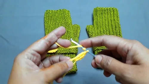 How to crochet winter gloves with a folded thumb flap — photo 3