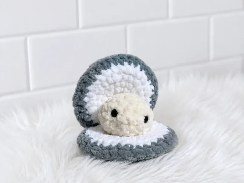 Crocheted seashell jewelry holder pattern with lined panels