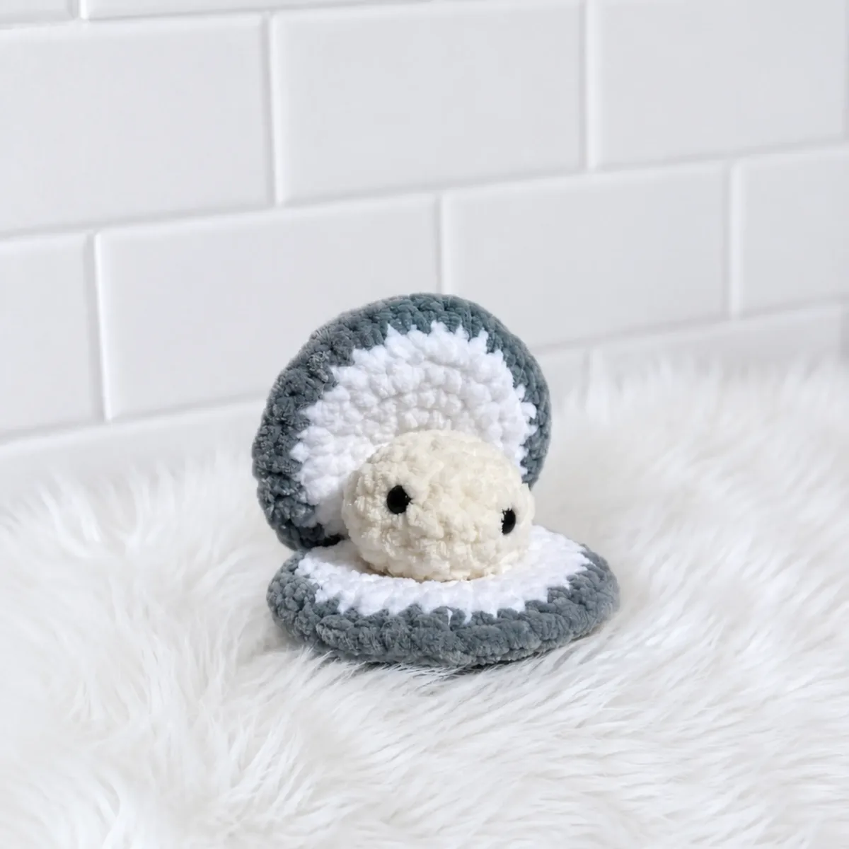 Crocheted seashell jewelry holder pattern with lined panels