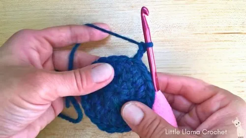 Easy crochet baby hat with ear flaps pattern — photo 6