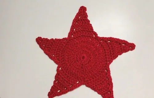 Flat crochet star pattern worked in six rounds
