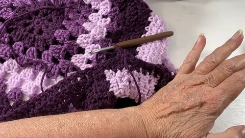 Granny square vest pattern for cozy autumn layering — photo 4