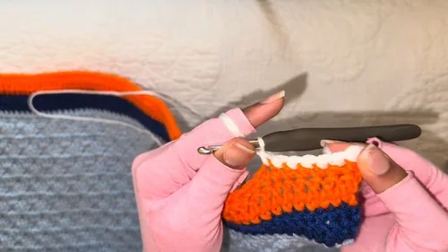 Color block crochet jersey with a granny stitch base — photo 2