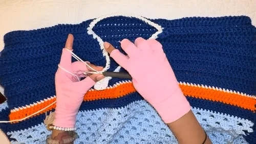 Color block crochet jersey with a granny stitch base — photo 3