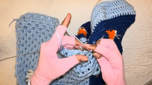 Color block crochet jersey with a granny stitch base — photo 4