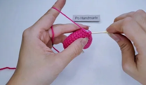 Puffy crochet heart keychain pattern in nine rounds — photo 2