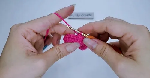 Puffy crochet heart keychain pattern in nine rounds — photo 3