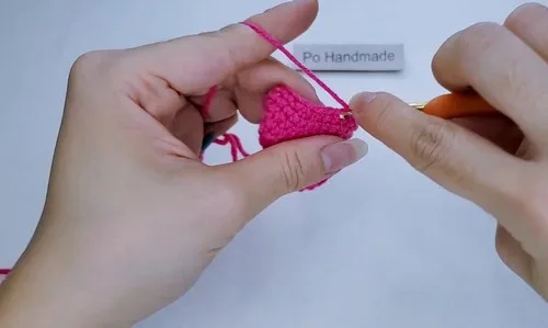 Puffy crochet heart keychain pattern in nine rounds — photo 4