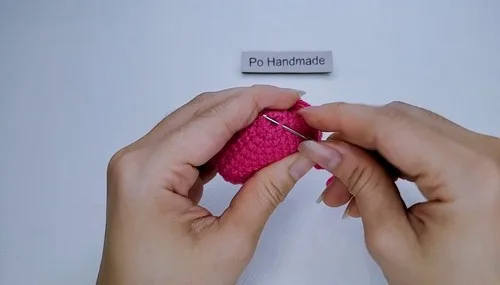Puffy crochet heart keychain pattern in nine rounds — photo 5