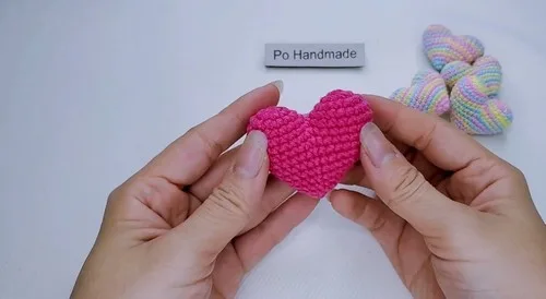 Puffy crochet heart keychain pattern in nine rounds