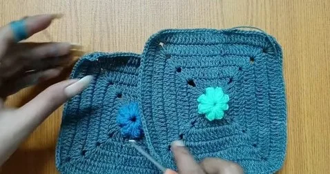 Scrap yarn flower square table cover pattern — photo 2