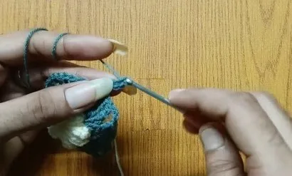 Scrap yarn flower square table cover pattern — photo 3