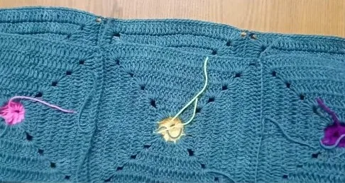 Scrap yarn flower square table cover pattern — photo 4