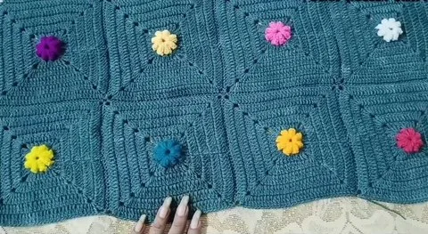Scrap yarn flower square table cover pattern