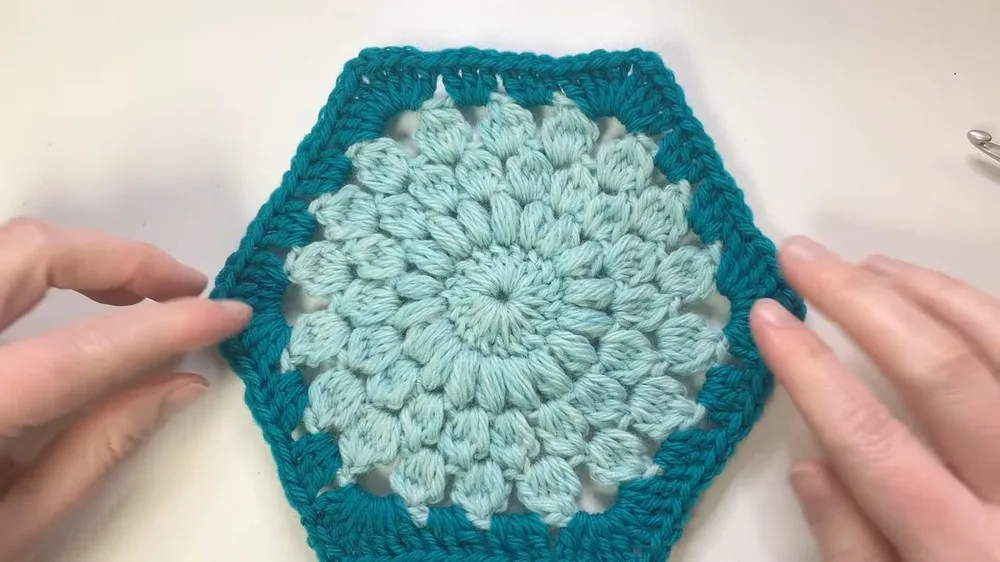 Seamless hexagon sunburst crochet motif pattern