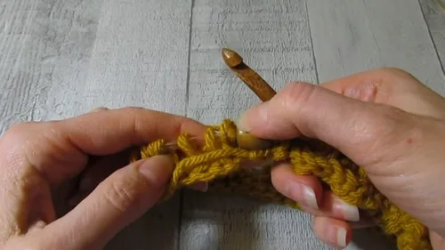 Slouchy Tunisian crochet hat with a ribbed band — photo 2