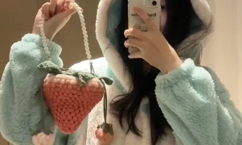 Spring crochet bag pattern with G and GV stitch texture