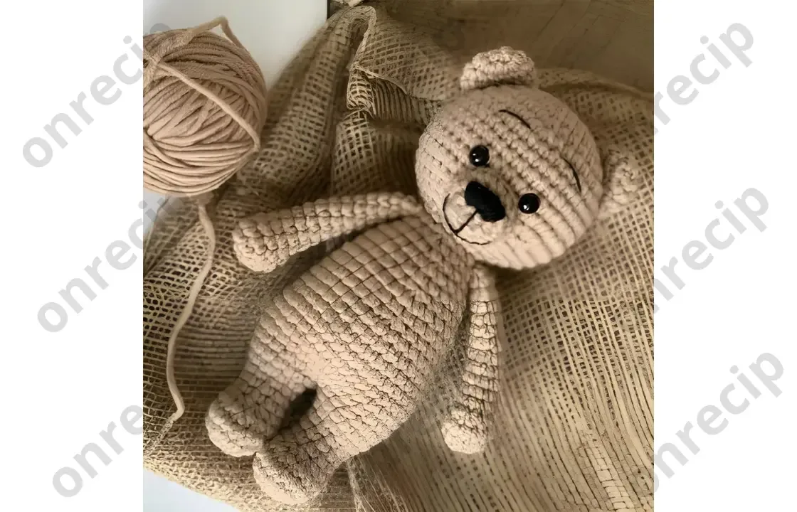 Amigurumi bear crochet pattern with safety eyes and embroidered face