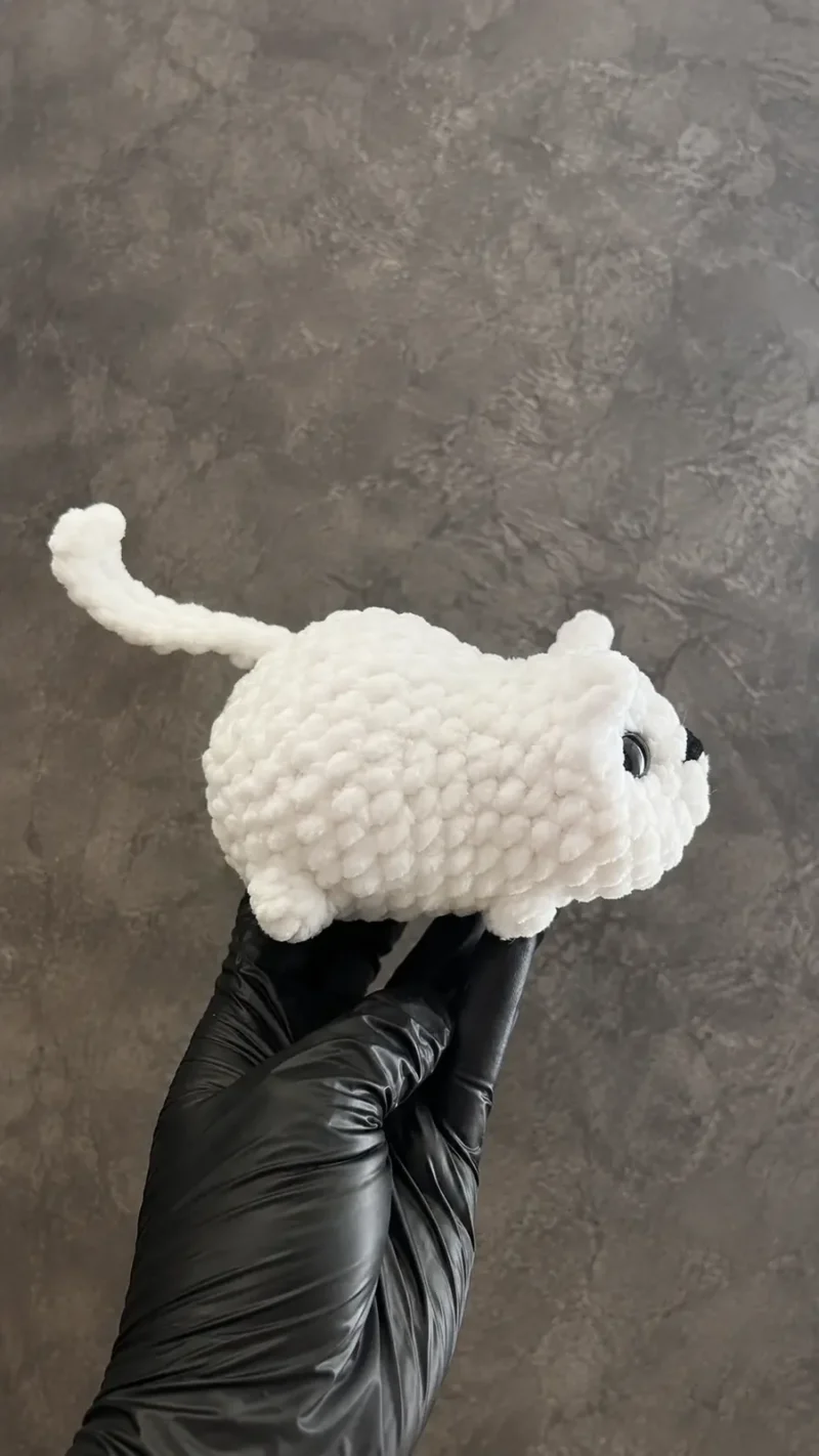Amigurumi cat plush pattern with popcorn stitch paws — photo 2