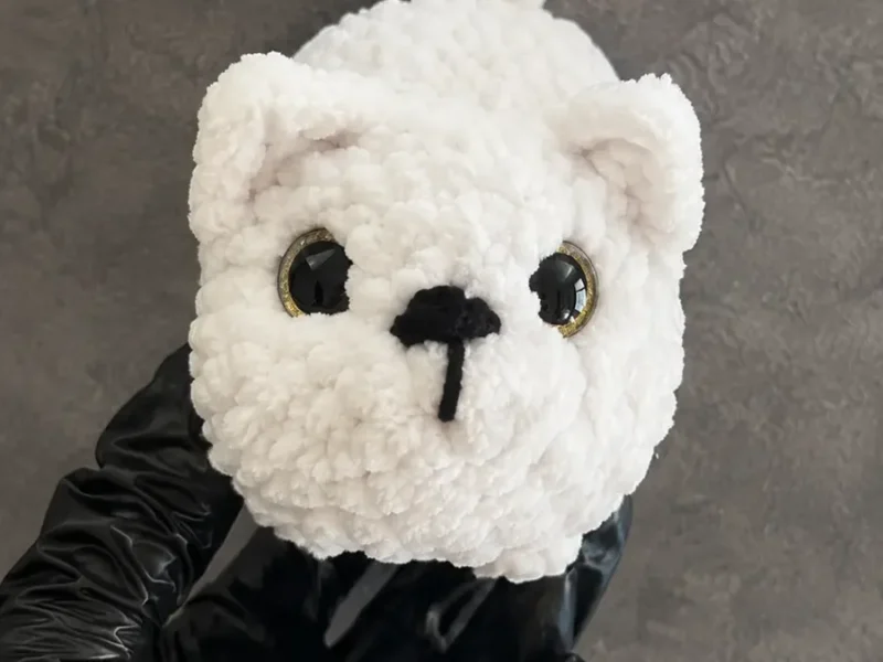 Amigurumi cat plush pattern with popcorn stitch paws